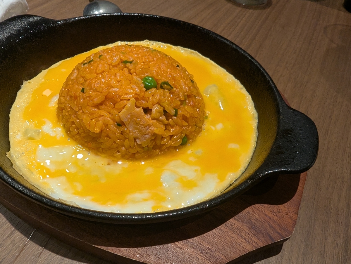殻YABURIの「ゆずたま 殻破りのオムライス」税込880円（スキレット提供・卵たっぷりオムライス）