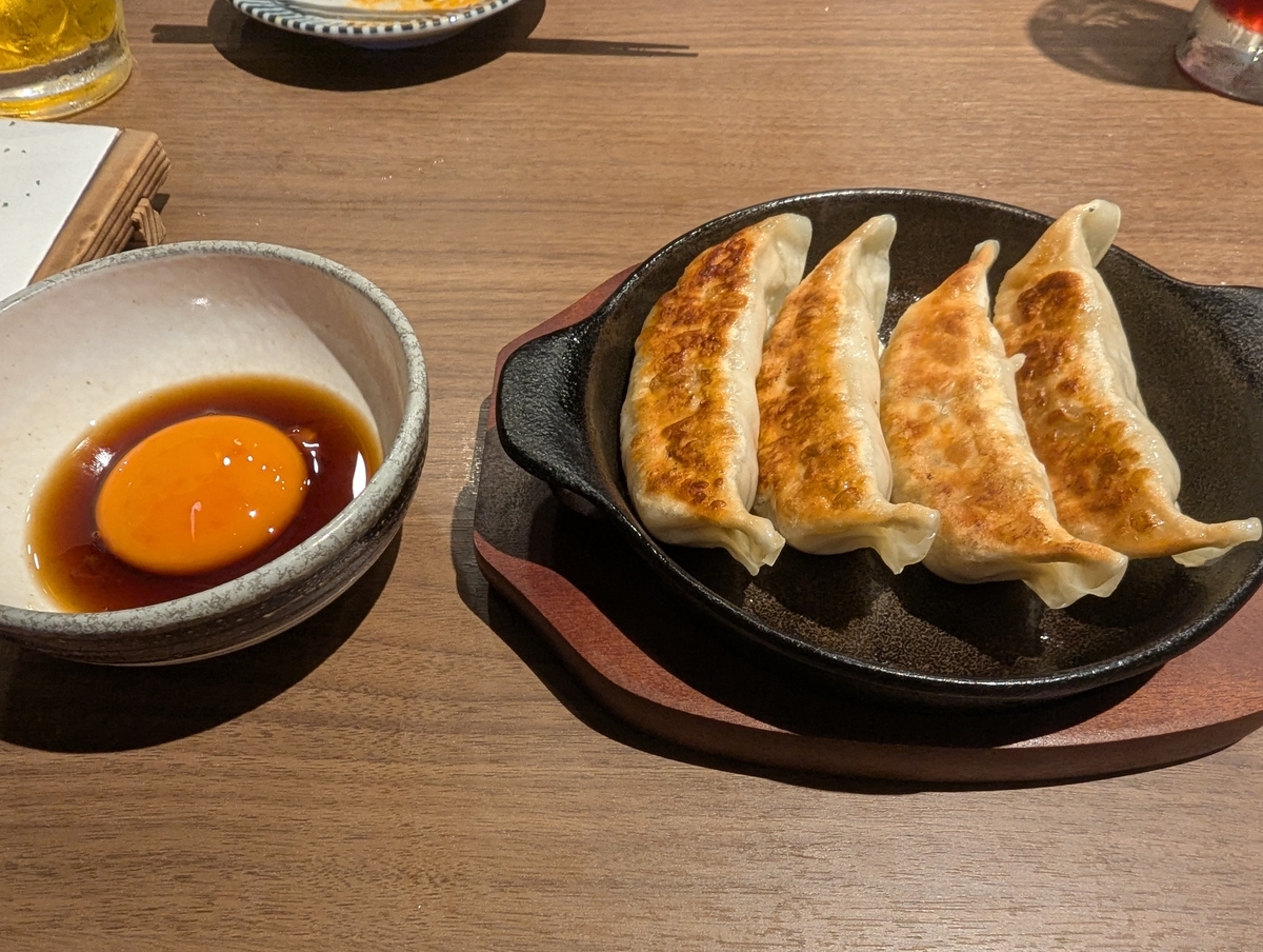 殻YABURIの「国分寺駅前餃子」税込660円（卵黄ぽん酢だれ付き焼き餃子）