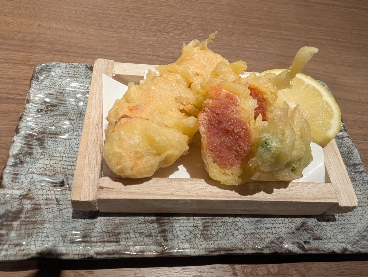 殻YABURIの「箱明太の天ぷら」税込935円（明太子を包んだ天ぷら）