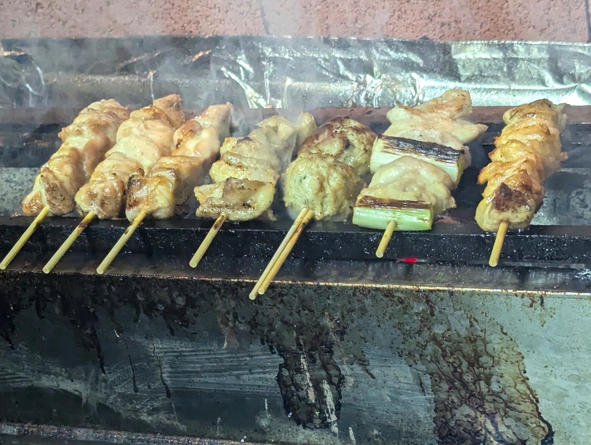 焼鳥どん 豊田店レビュー】TikTokで話題の日垣さん×炭火170円焼き鳥｜名物鶏煮込み・TKG実食レポ - 右手にはワインを、左手にはビールを。