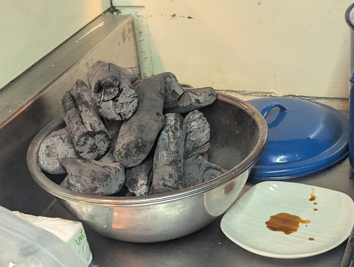 焼鳥どん豊田店で使用されている備長炭の写真。遠赤外線で鶏肉をふっくら焼き上げる高品質な炭。