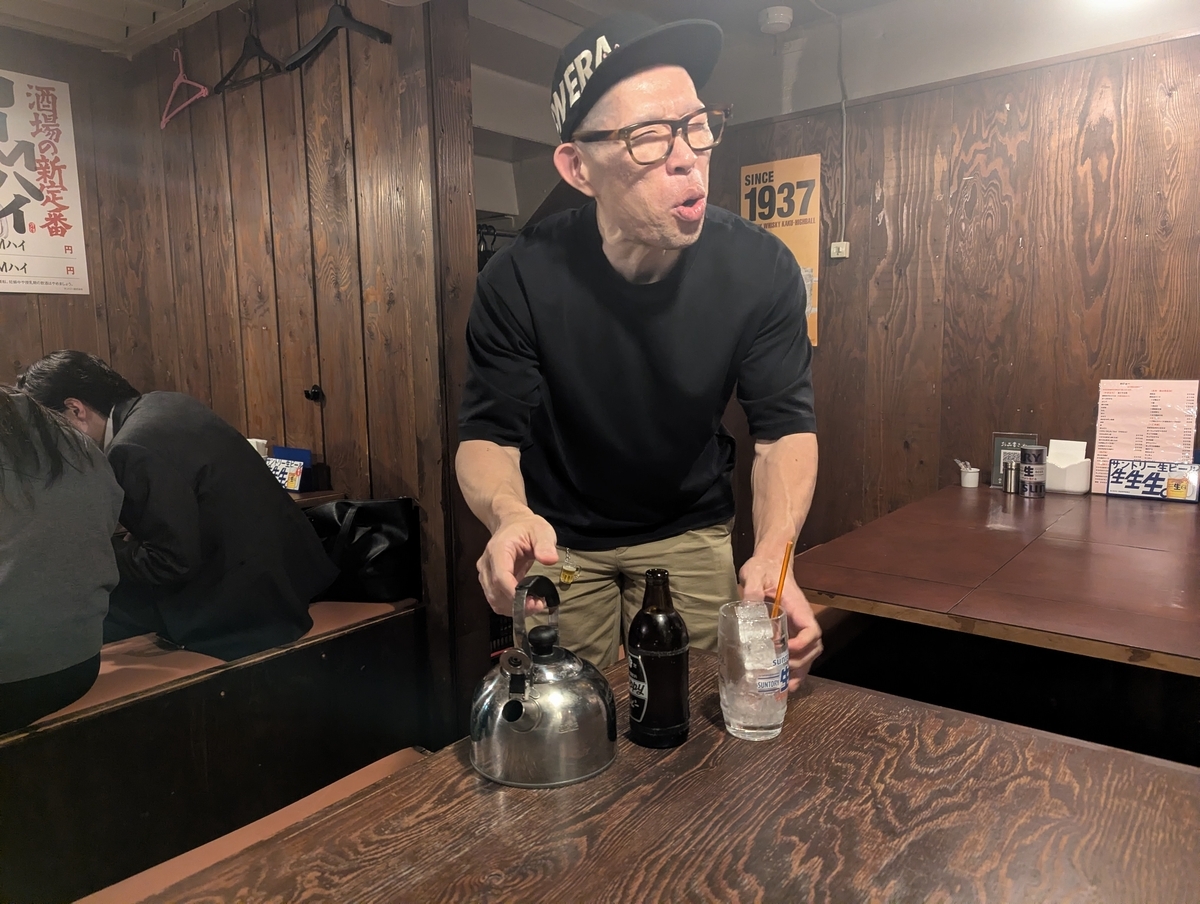 焼鳥どん豊田店の名物ドリンク「ノンストップホッピー」。日垣さんが焼酎を止めずに注ぐライブパフォーマンスで人気の一杯。649円。