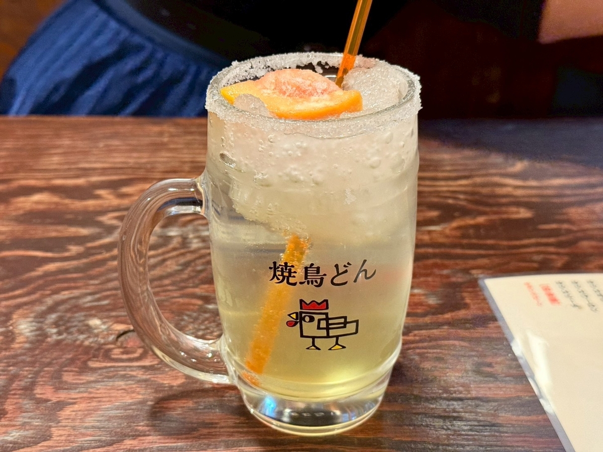 焼鳥どん豊田店の人気ドリンク『シャリグレープフルーツ』。シャーベット状に凍らせた焼酎とグレープフルーツ果肉を合わせ、マルガリータのように塩で縁取ったジョッキで提供される爽快ドリンク（499円）。豊田駅徒歩1分の焼鳥居酒屋で味わえる写真映えメニュー。