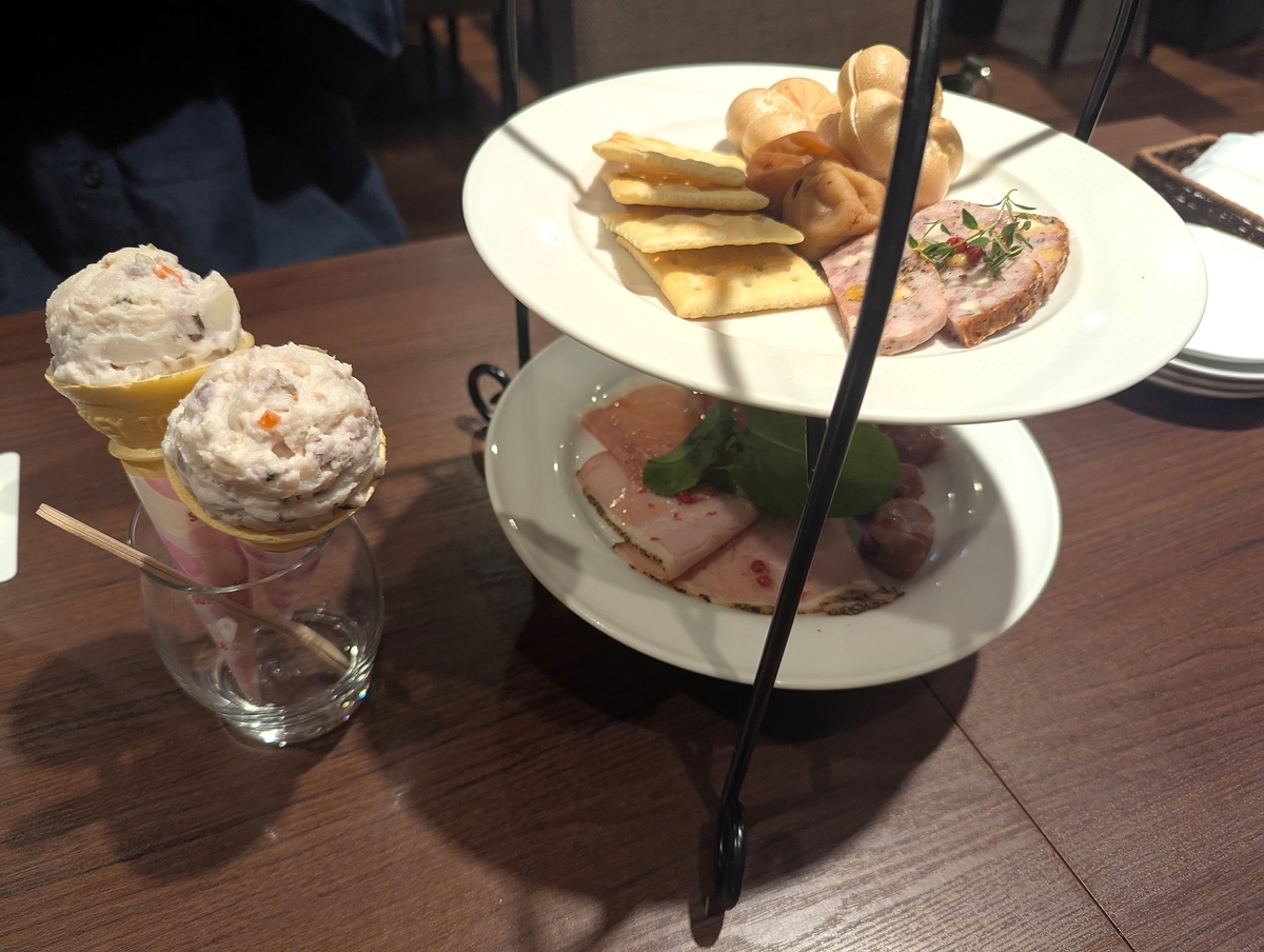 The CHOYA 銀座 BARの梅づくしアフタヌーンティー。コーン仕立ての梅ポテサラとシャルキュトリー、もなか、クラッカーのオードブルプレート。