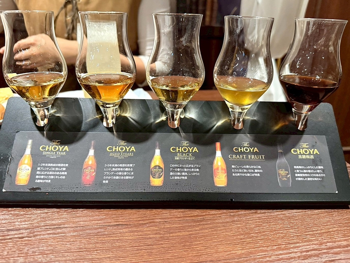 The CHOYA 銀座 BARの「利き梅酒 The CHOYA フライト」。シングルイヤー、エイジド3イヤーズ、ブラック、クラフトフルーツ、黒糖梅酒の5種類を飲み比べできるテイスティングセット。