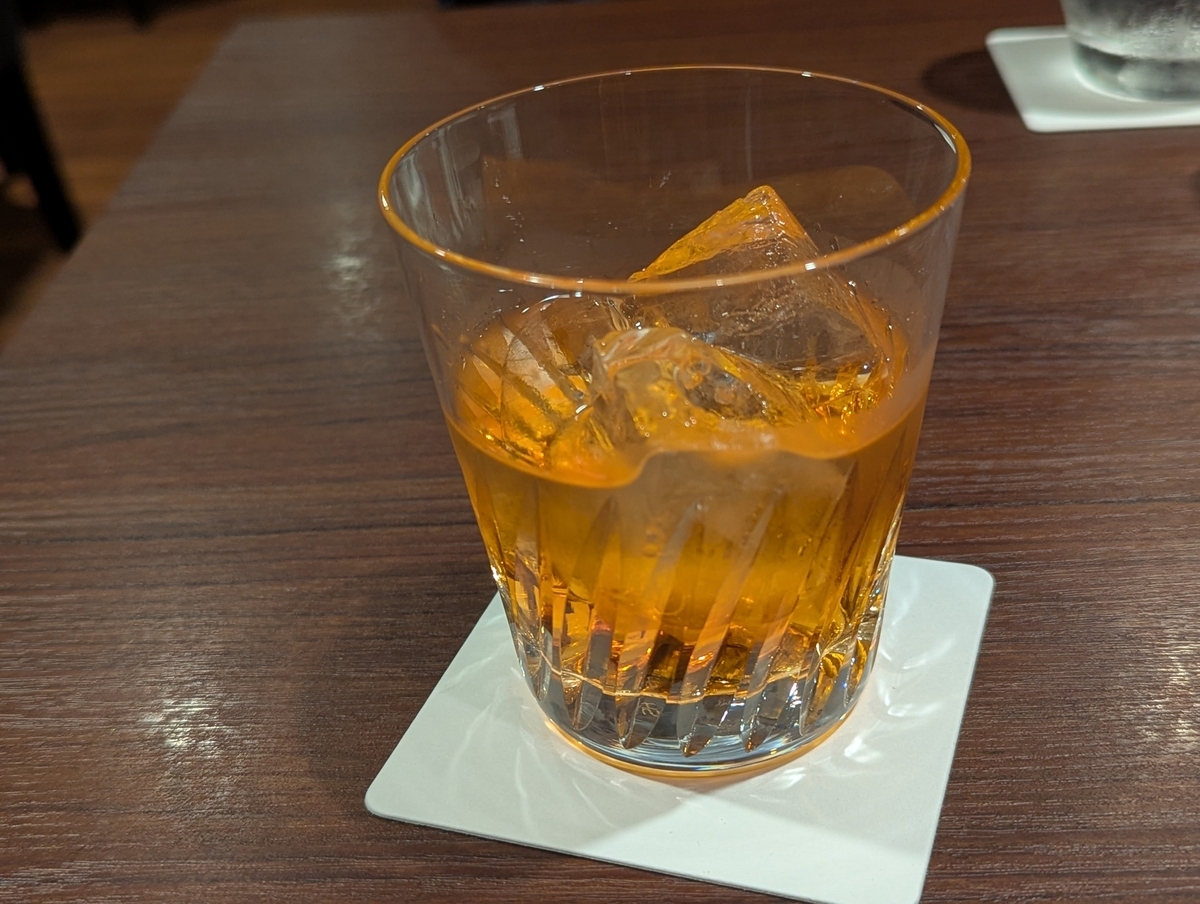 The CHOYA 銀座 BARで提供される「紀州南高梅原酒」のロック。濃厚な香りと深いコクが特徴の高級梅酒で、飲みやすく余韻が長い。