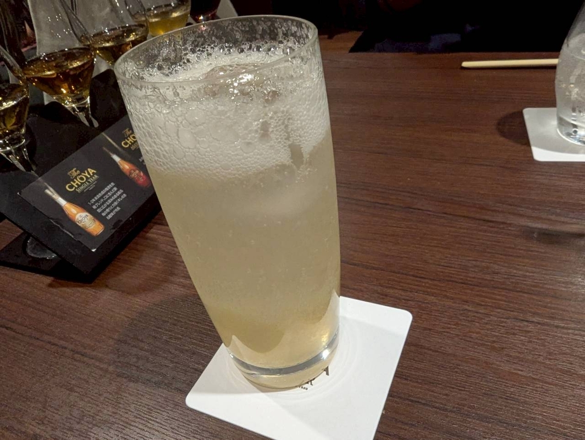 The CHOYAの洋梨ソニック。シングルイヤー梅酒に洋梨シロップを合わせ、ソーダとトニックで割った爽やかなカクテル。梅酒専門店の限定メニュー。