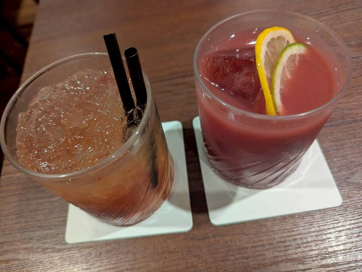 The CHOYAの梅酒カクテル2種。左はシングルイヤーの梅酒とフレッシュぶどうを使った季節のフルーツカクテル、右はシングルイヤー梅酒に赤ワインと柑橘を合わせたサングリア。どちらもフルーティーで華やかな印象の一杯。