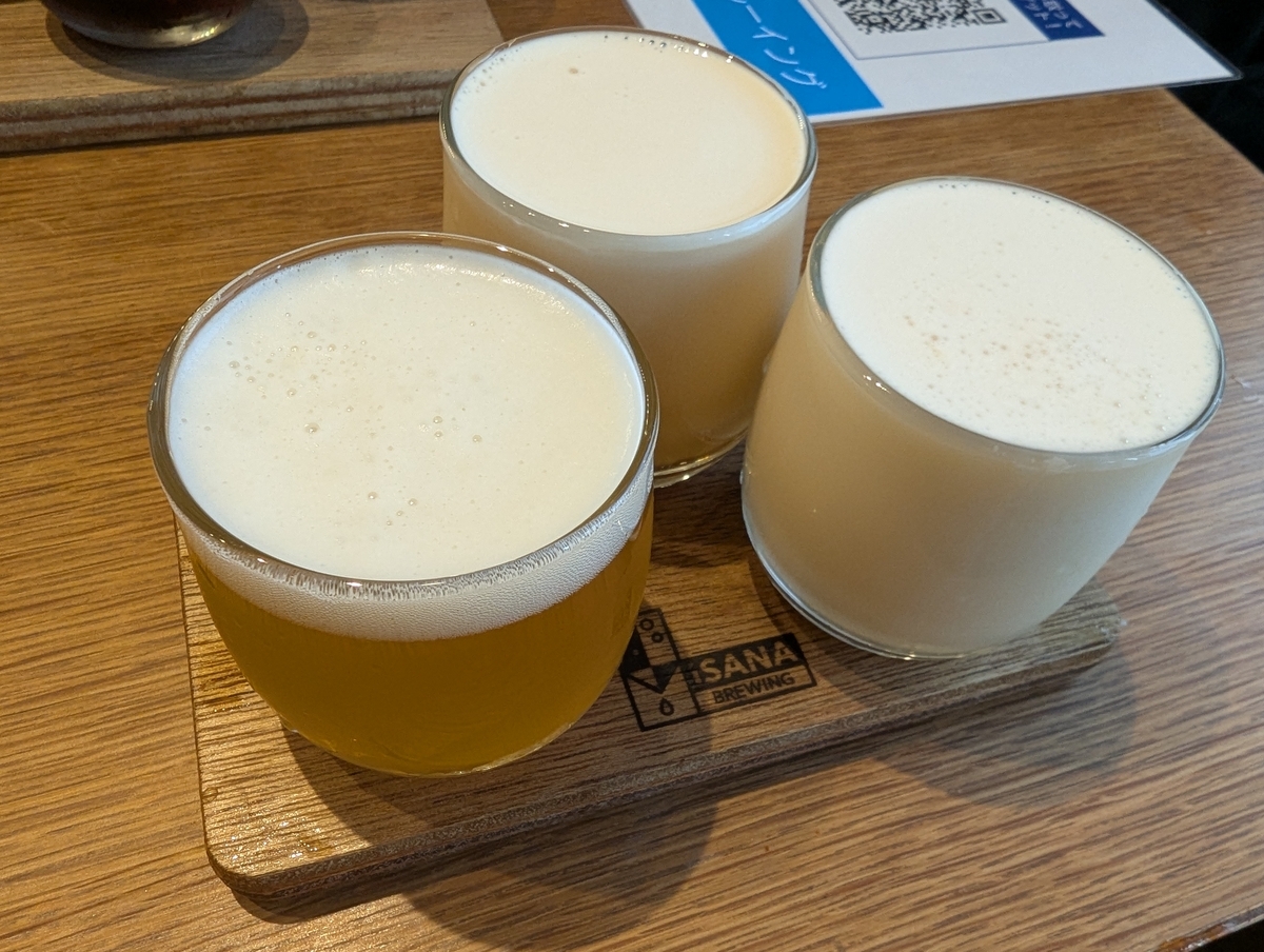 イサナブルーイングで提供されるナイトロビールの飲み比べ。真ん中と右側の2杯は高圧純窒素で提供され、泡が真っ白でクリーミーな見た目になっている。
