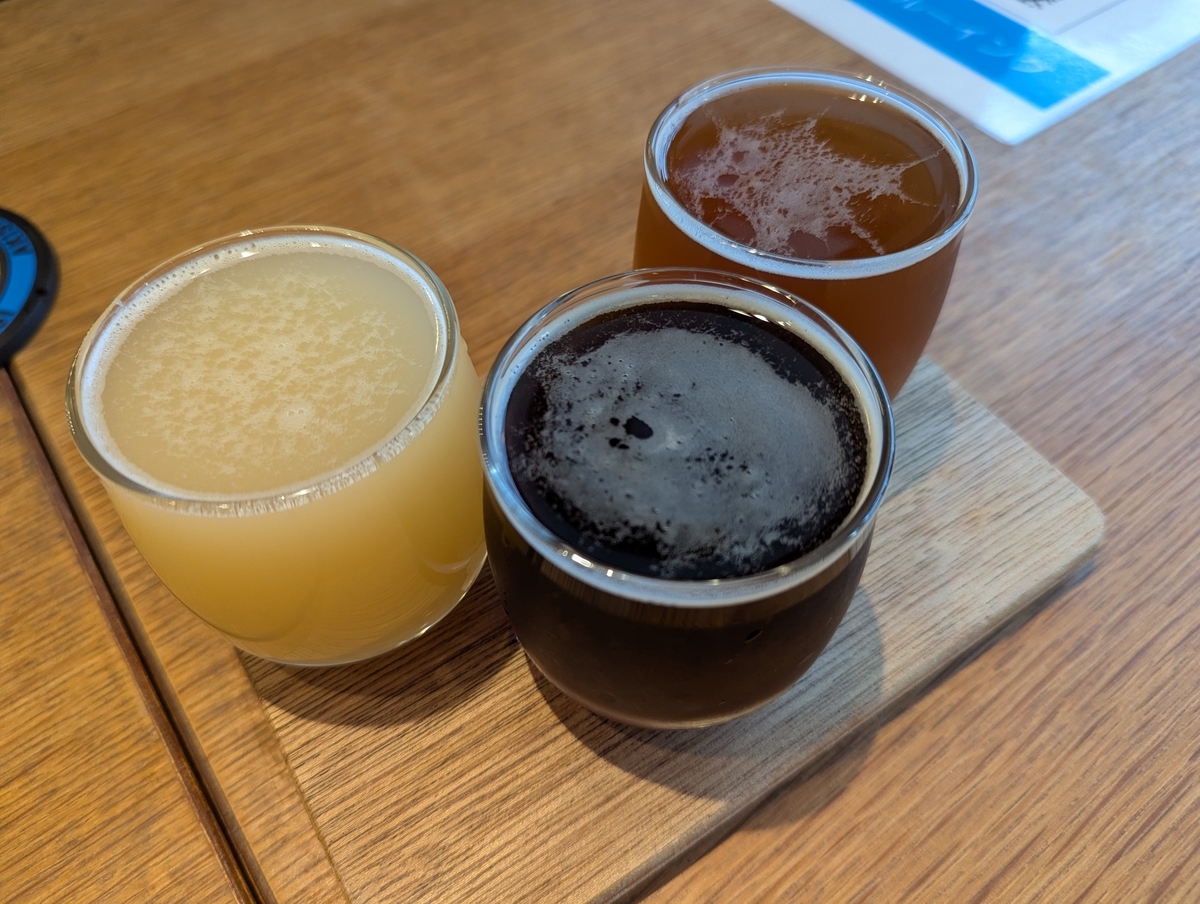 イサナブルーイングのビアフライト3種。左から「とりあえずビター（リアルエールver.）」「白鯨（ヴァイツェン）」「MIRAGE ISLE（ピーテッドスコッチエール）」の飲み比べ。