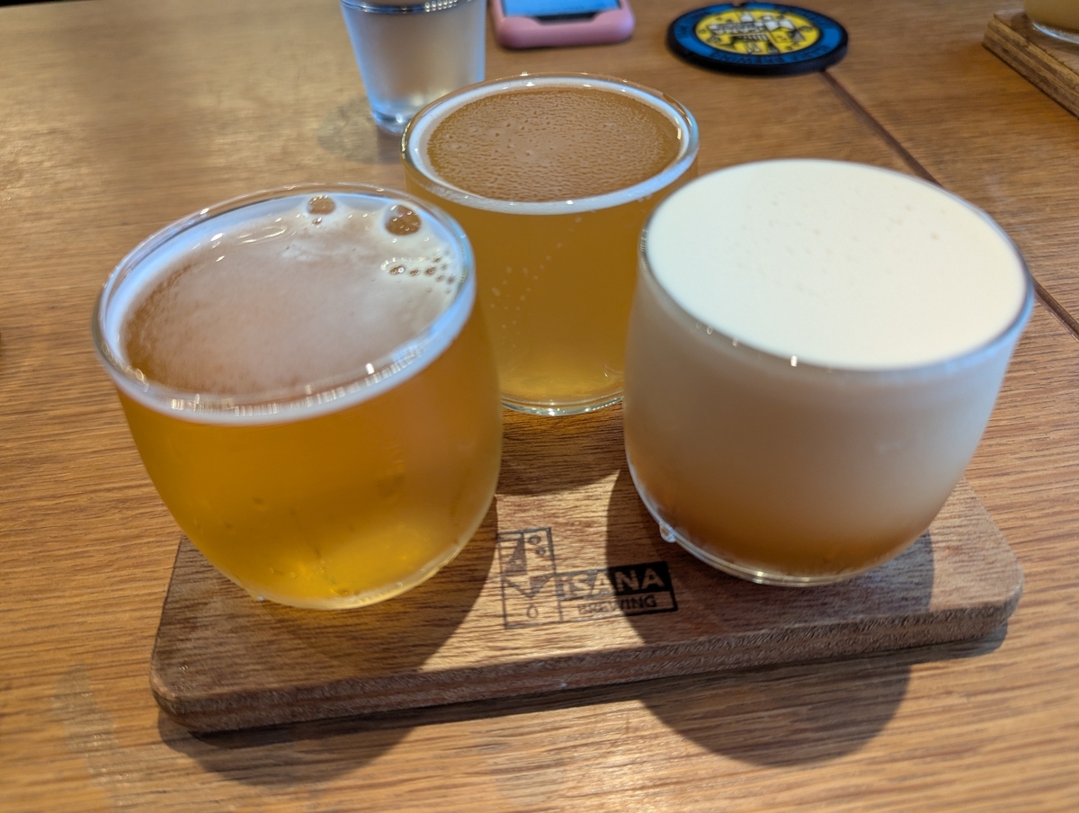 イサナブルーイングのビアフライト3種。左から「ウォーターガッシュヴァイツェン」「LANDRY GATE（Session IPA）」「泉CHAんちの梨 HAZY」の飲み比べ。