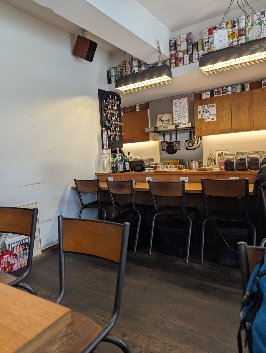 イサナブルーイングの店内。タップが並ぶ落ち着いた空間で、ひとり飲みやデートにも使いやすい。