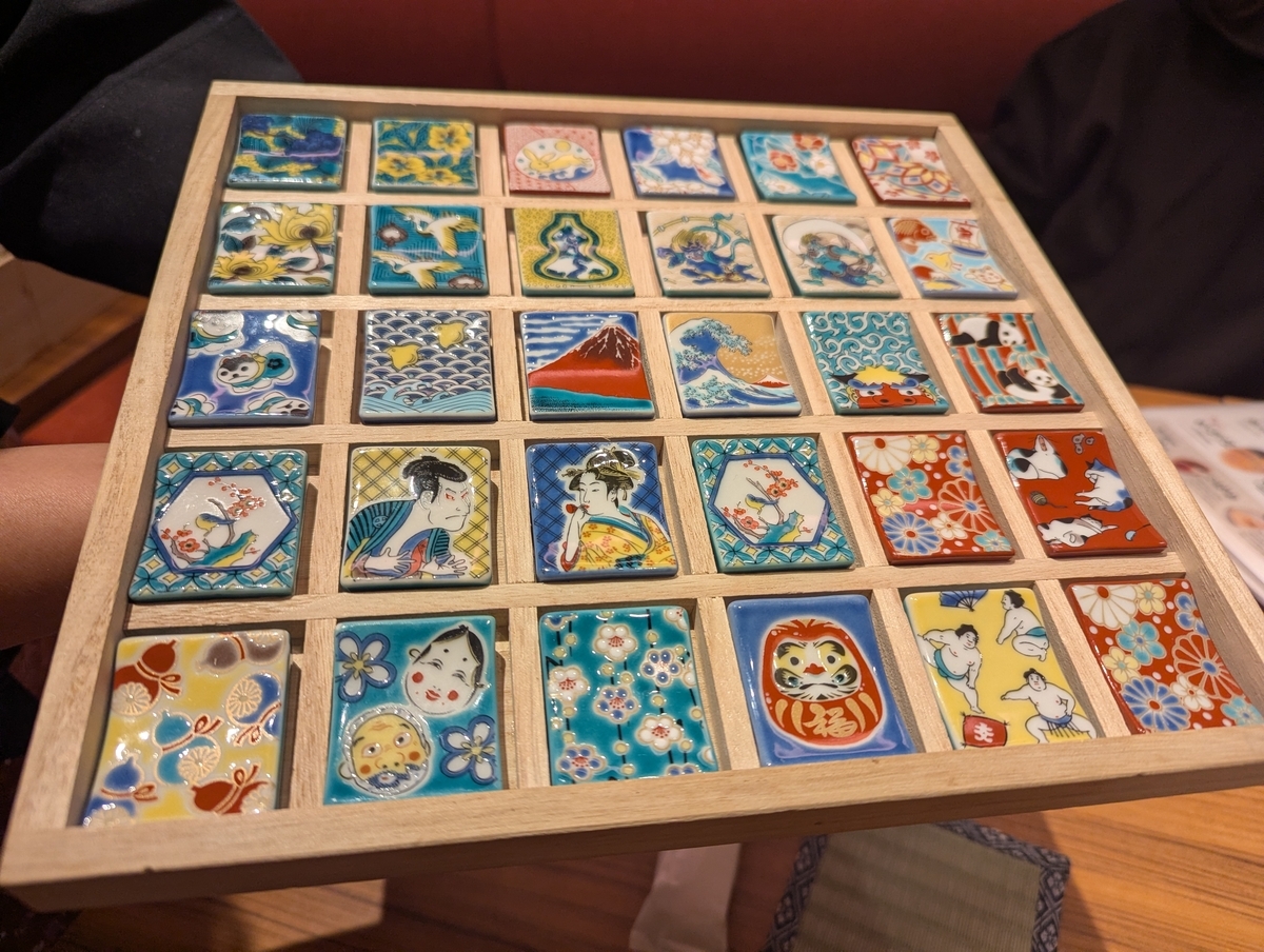 大衆しゃぶしゃぶ勝治 上野御徒町店の箸置き。着席後に案内され、好みのデザインの箸置きを選ぶことができる。