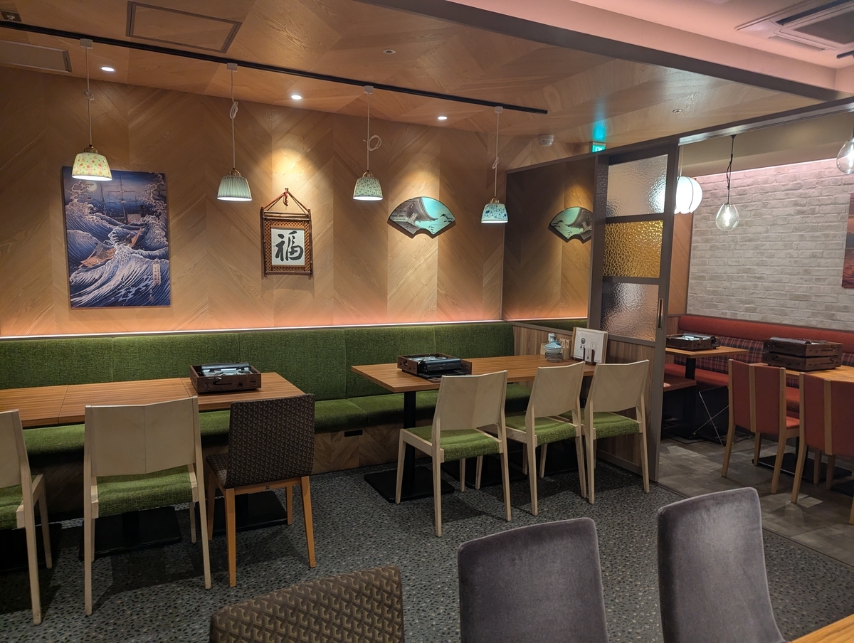 大衆しゃぶしゃぶ勝治 上野御徒町店の店内。木目を基調とした落ち着いた和モダンな内装