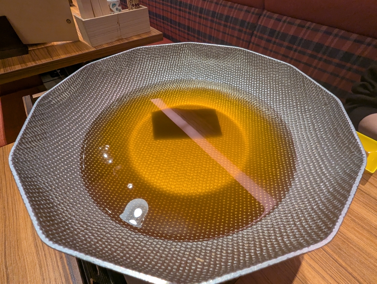 大衆しゃぶしゃぶ勝治 上野御徒町店の秘伝出汁。羅臼昆布と三種の削り節で取った澄んだ出汁