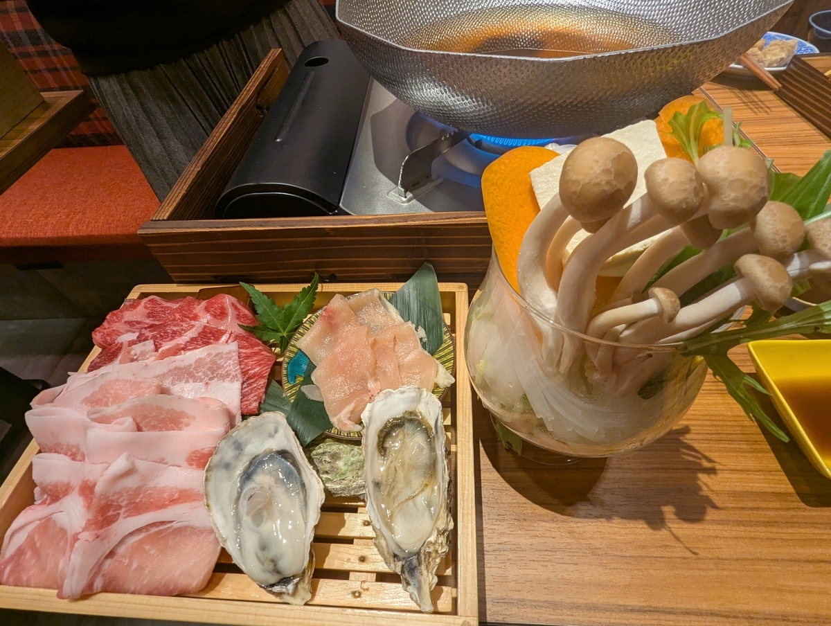 大衆しゃぶしゃぶ勝治 上野御徒町店のしゃぶしゃぶセット。豚・牛・鶏と牡蠣、野菜が揃う2〜3人前