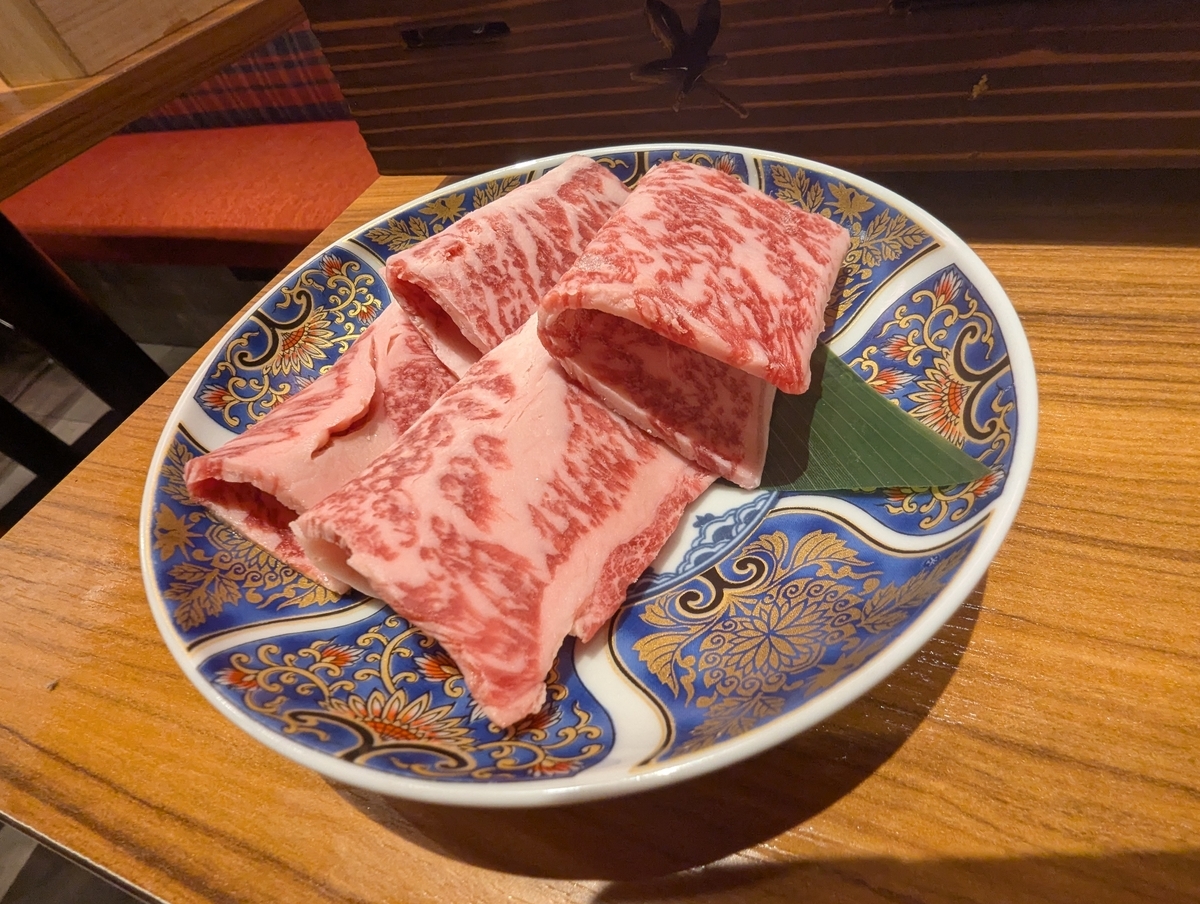 大衆しゃぶしゃぶ勝治 上野御徒町店の国産和牛サーロイン。きめ細かな霜降りの薄切り肉