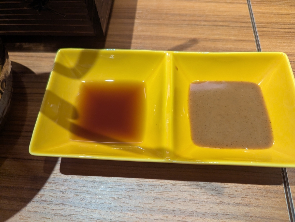 大衆しゃぶしゃぶ勝治 上野御徒町店の自家製だれ。ポン酢と胡麻だれの2種類