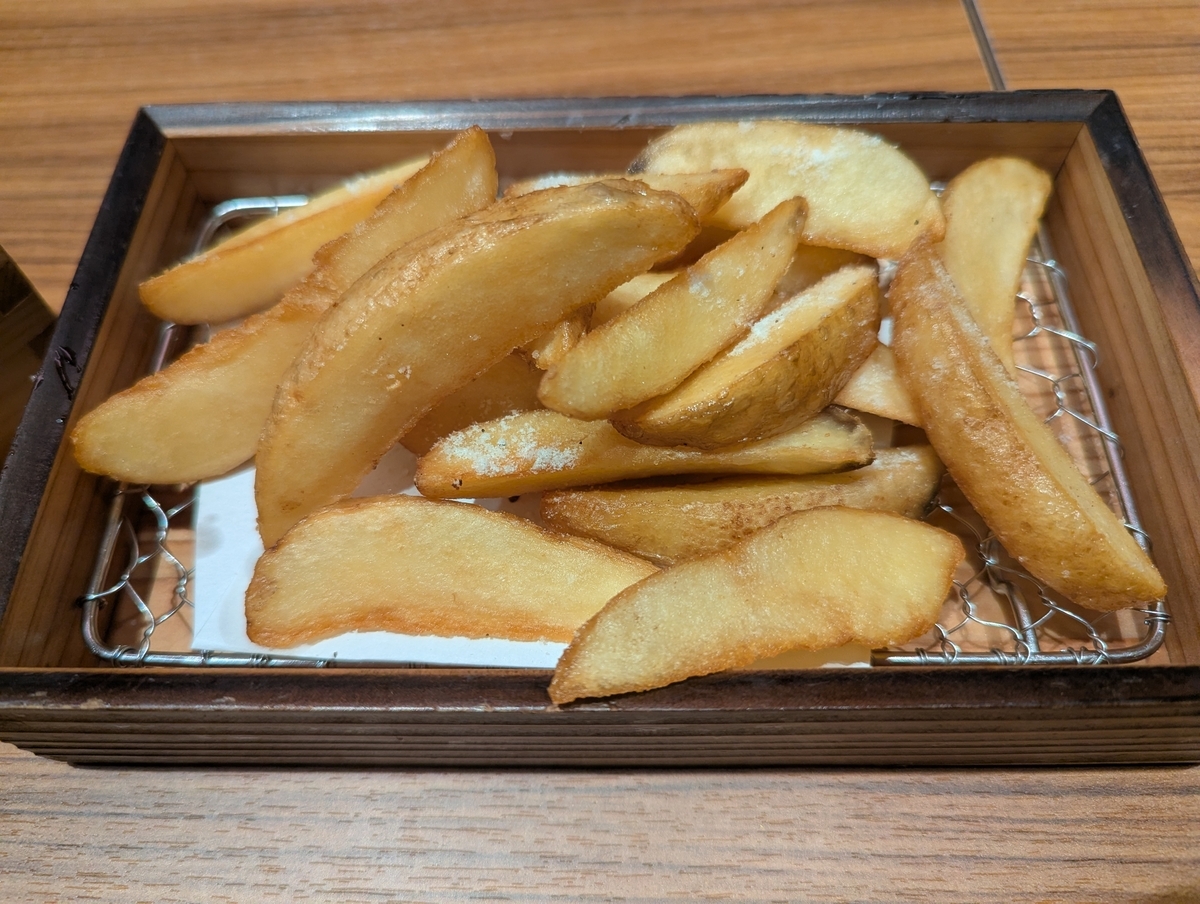 大衆しゃぶしゃぶ勝治 上野御徒町店の黒トリュフのフライドポテト。厚切りポテトにトリュフの香りをまとわせた一品