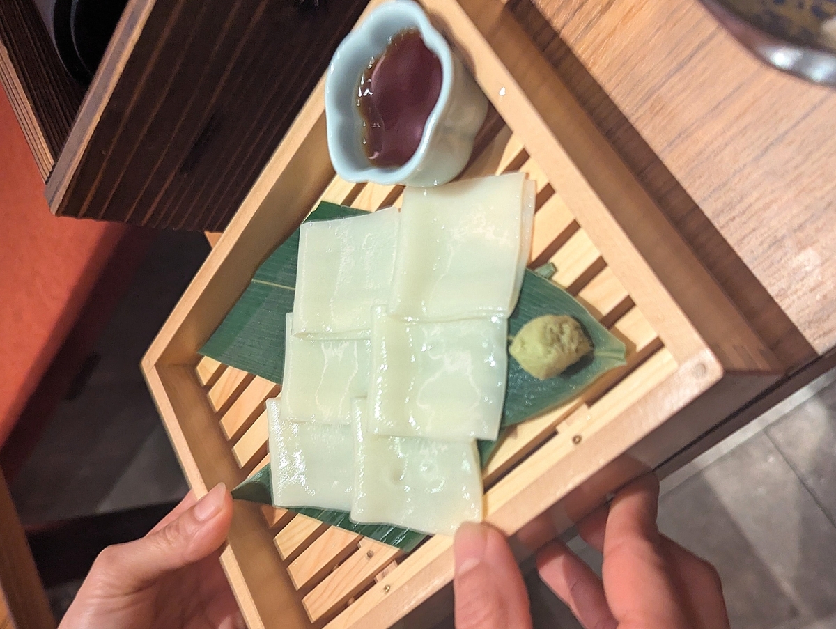 大衆しゃぶしゃぶ勝治 上野御徒町店のうどん刺し。冷やして提供される生うどん