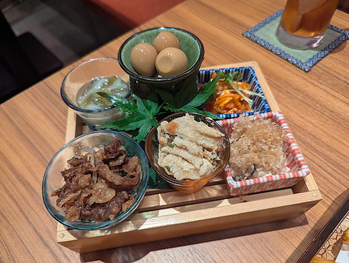 大衆しゃぶしゃぶ勝治 上野御徒町店の本日の肴6種。たこわさ、うずら燻製、クリームチーズといかの塩辛和え、牛しぐれ、鶏の梅紫蘇あえ、ポテトサラダの盛り合わせ