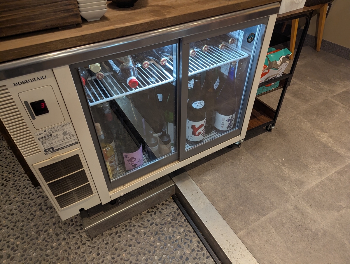 大衆しゃぶしゃぶ勝治 上野御徒町店のドリンク用冷蔵庫。日本酒や和食に合うお酒、ノンアルコールドリンクが並ぶ