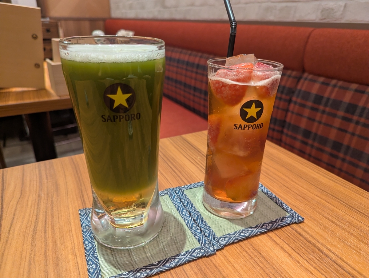 大衆しゃぶしゃぶ勝治 上野御徒町店のドリンク。左が抹茶生ビール、右が佐賀いちごさんソーダ