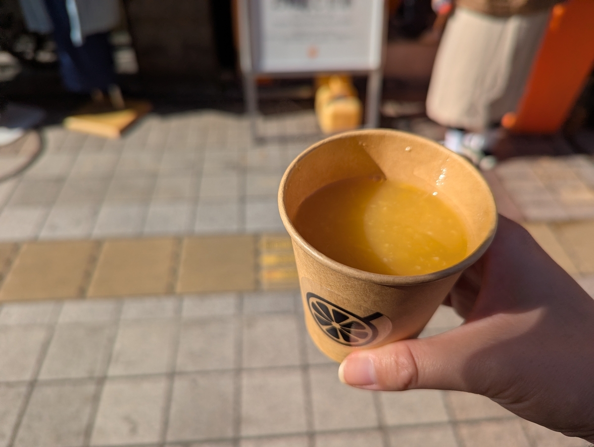 浅草生搾り果汁おれんじーるの冬季限定ドリンク「おれんじ甘酒」。オレンジ果汁と甘酒を合わせた温かい一杯。