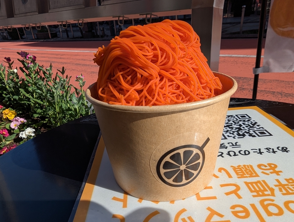 浅草生搾り果汁おれんじーるの看板スイーツ「オレンジモンブラン」。かぼちゃとオレンジのクリームを細く絞ったモンブラン。