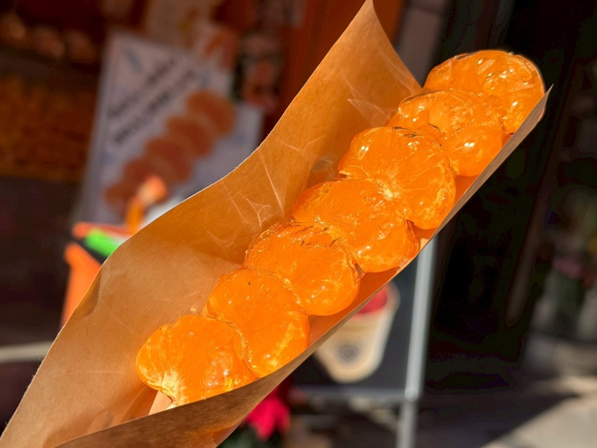 浅草生搾り果汁おれんじーるの「おれんじ飴」。小ぶりなオレンジを丸ごと飴でコーティングしたスイーツ。