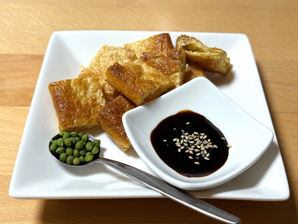 焼いた油揚げと実山椒の塩漬けを合わせた簡単おつまみ