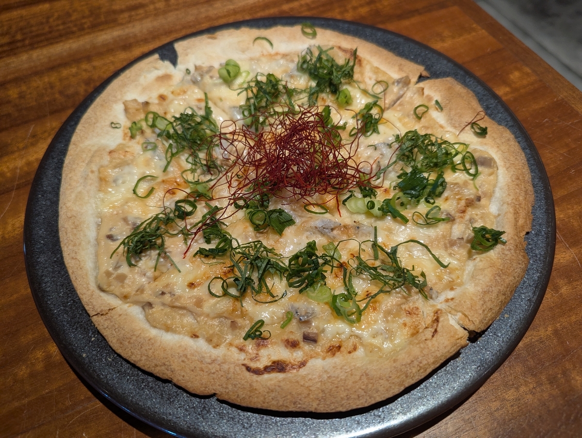 国立のクラフトビール居酒屋「麦酒堂KASUGAI」で注文した、しらすとチーズのパリパリ焼き。香ばしく焼き上げたチーズにしらすと青ねぎを合わせたビール向きのおつまみ。