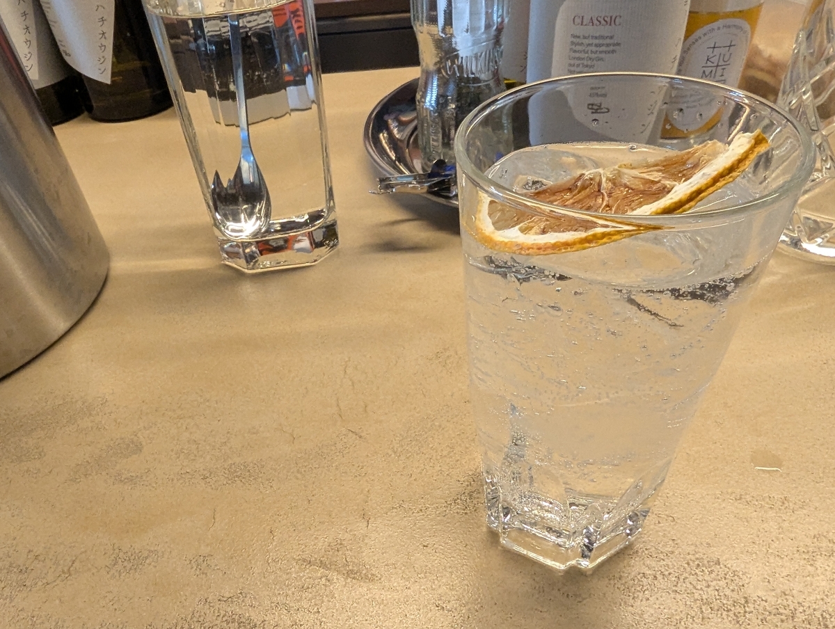 ジンソニックの完成。ジンにトニックとソーダを合わせ、ドライレモンを添えた透明感のある一杯｜東京八王子蒸溜所のおすすめの飲み方