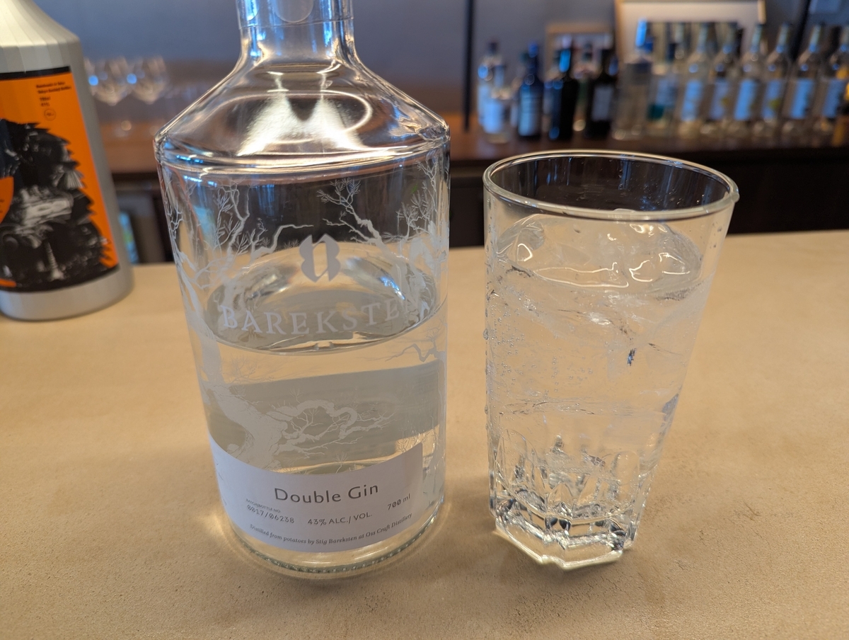 作り手が選ぶ一番好きなジン「Bareksten Double Gin」のボトルと、ストレートで注がれた一杯｜東京八王子蒸溜所テイスティング