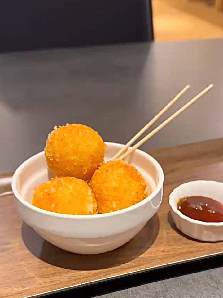 併設カフェで提供される檜原村産じゃがいもを使った揚げたてコロッケ