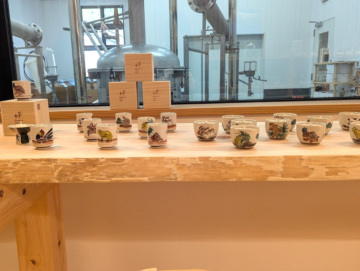 ひのはらファクトリーで販売されている九谷焼の器に入った桧の香りのキャンドル