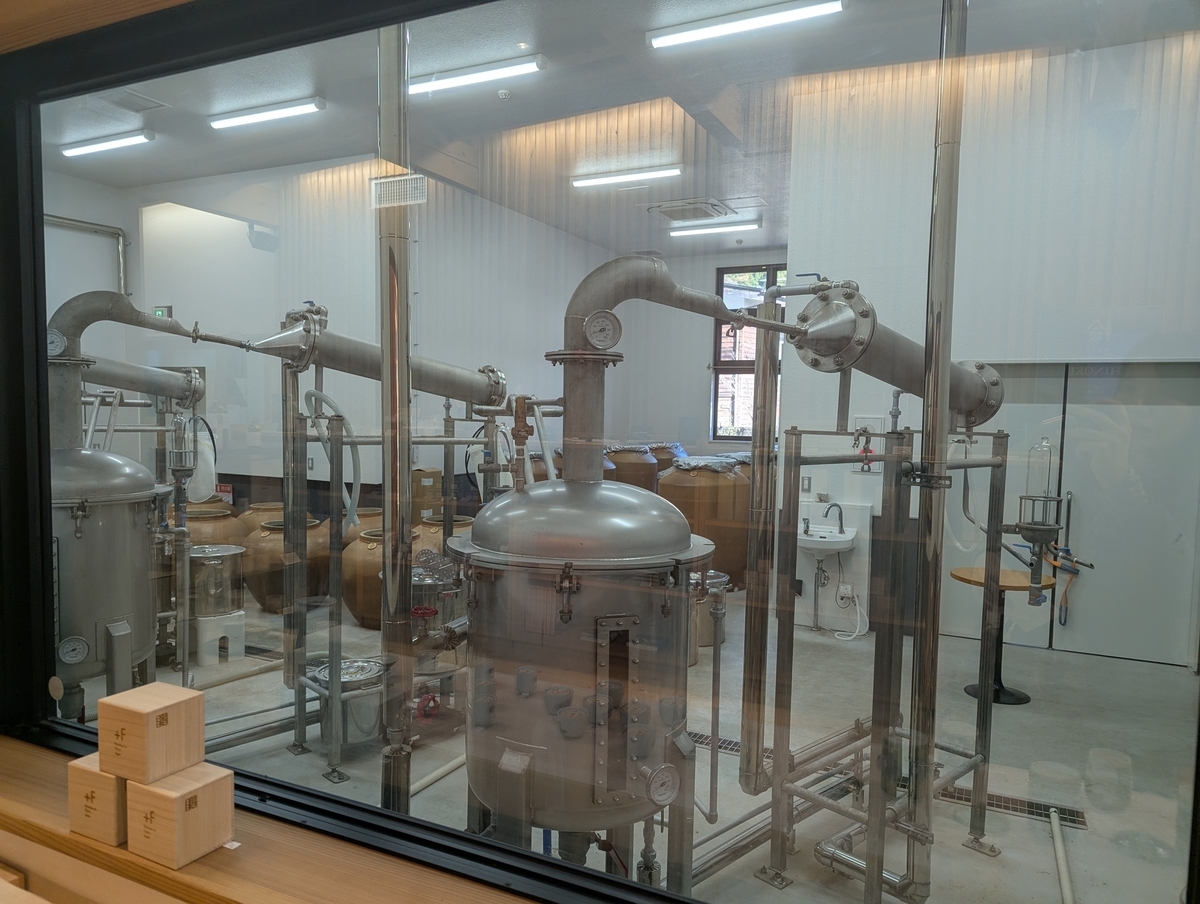 ひのはらファクトリー内から見学できる焼酎の蒸留設備と製造施設の様子