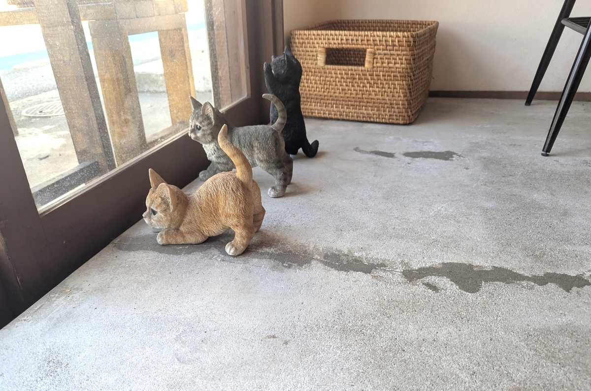 猫目堂茶店の店内の床に配置された猫モチーフのインテリア