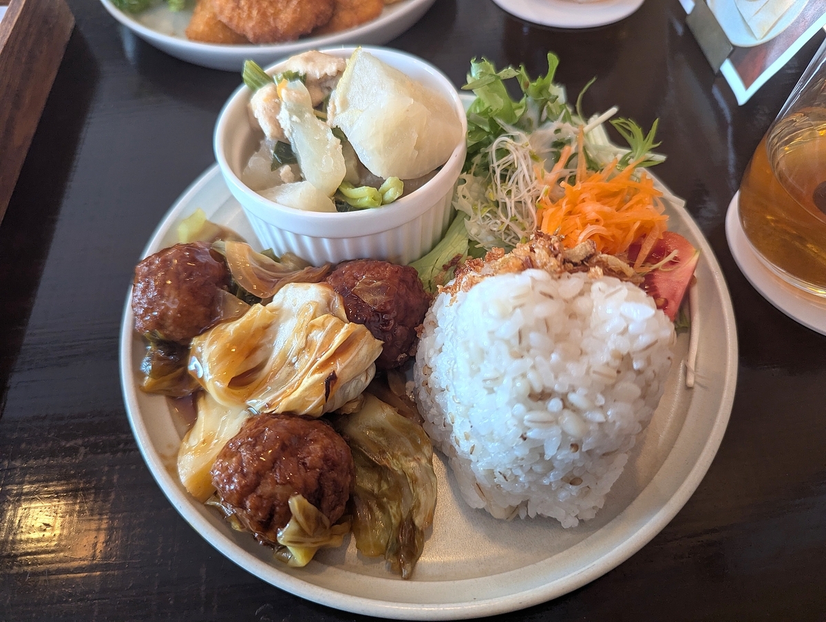 猫目堂茶店の選べるプレート。肉団子をメインに、小鉢とサラダ、猫型に盛り付けたごはんが並ぶランチプレート