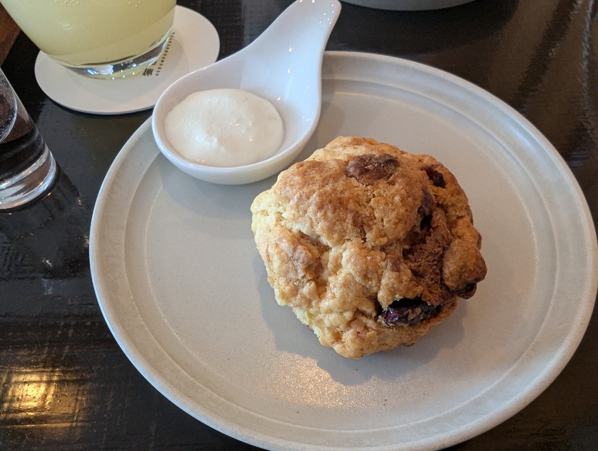 猫目堂茶店のデザートスコーン。クランベリーとホワイトチョコレートのスコーンが食後に提供される様子