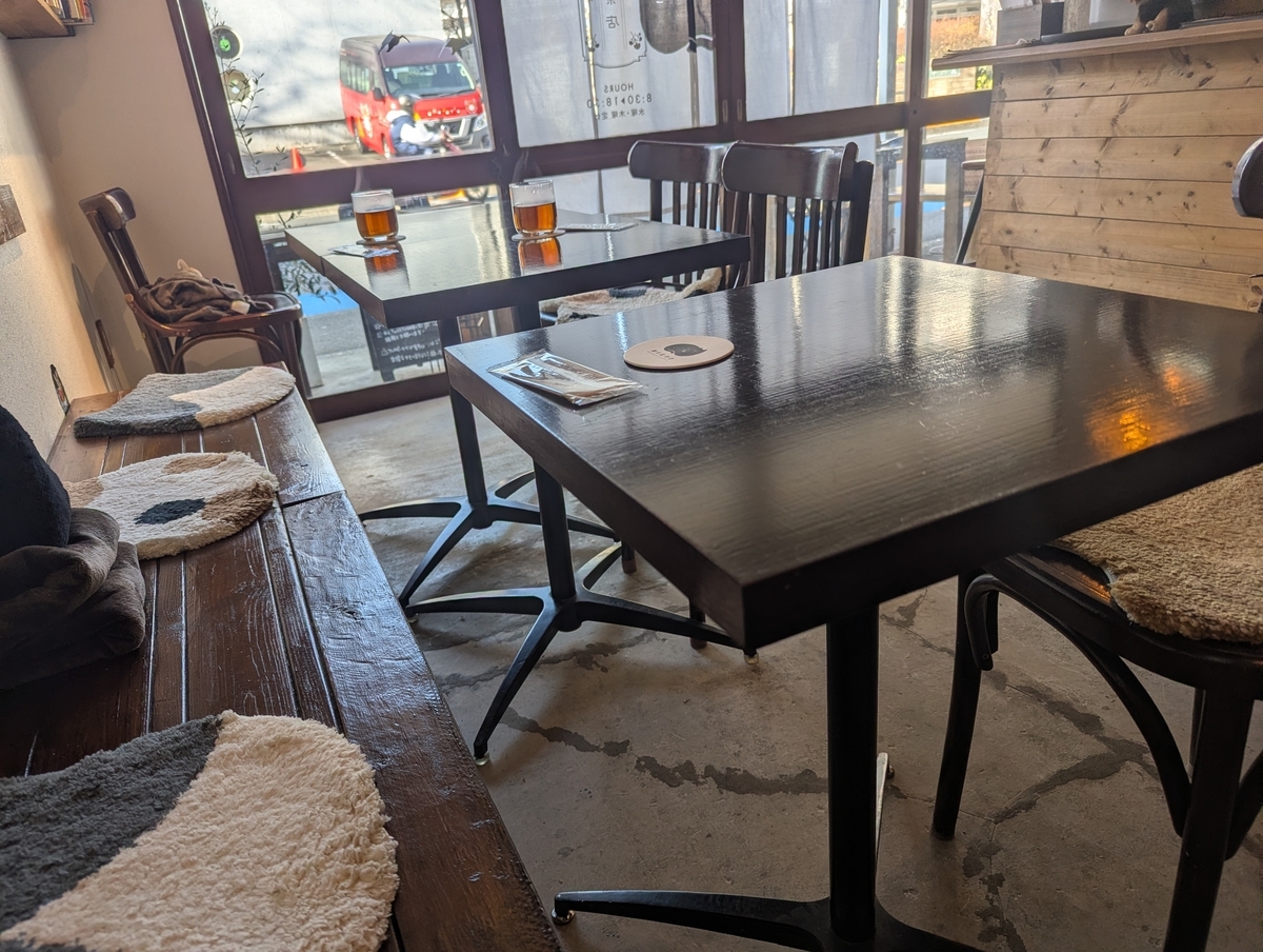 猫目堂茶店の店内の様子。テーブル席が並び、落ち着いて過ごせる空間