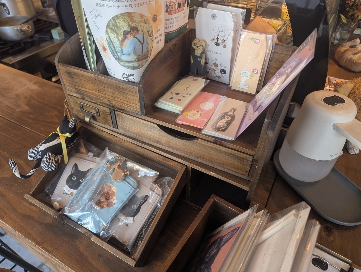 猫目堂茶店の店内に並ぶ猫モチーフの雑貨や紙もの。レジ周りの小さな物販コーナー