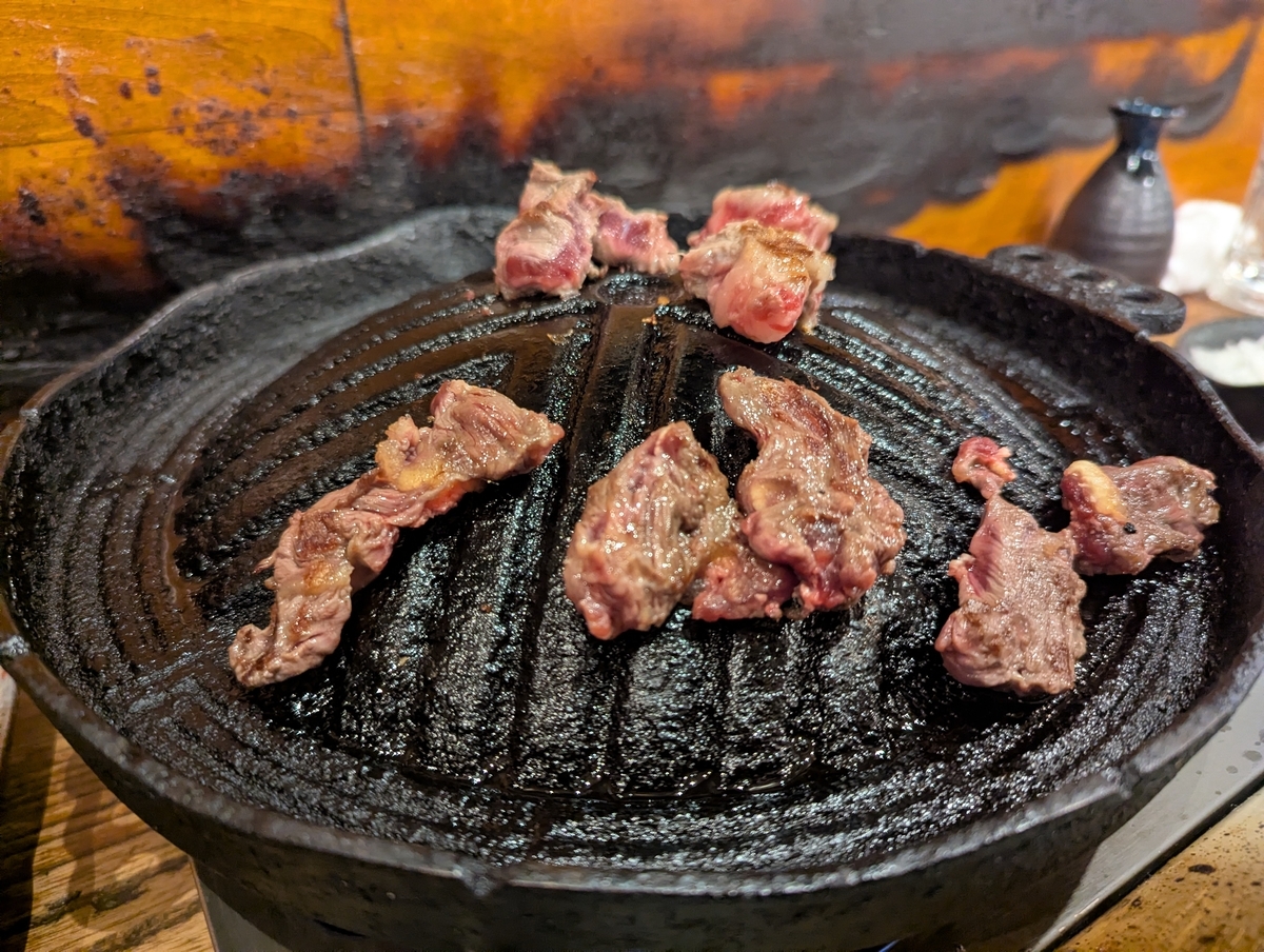 馬並み家 新橋の馬力焼き｜ジンギスカン鍋で焼く青森県直送馬肉の希少部位