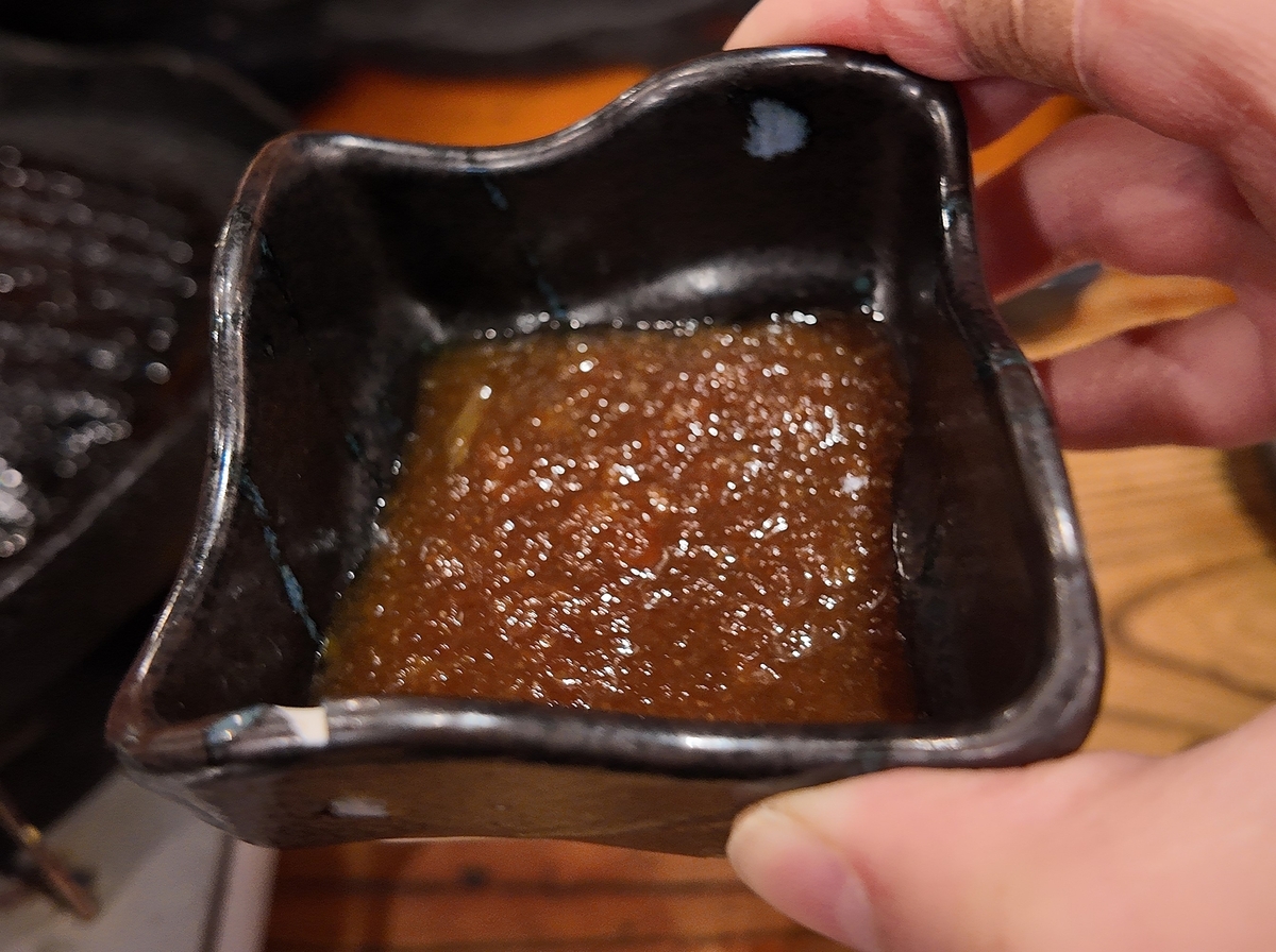 馬並み家 新橋の自家製りんご醤油ダレ｜青森県産りんごを使用した馬力焼き用の特製つけダレ（甘みとコクが特徴）