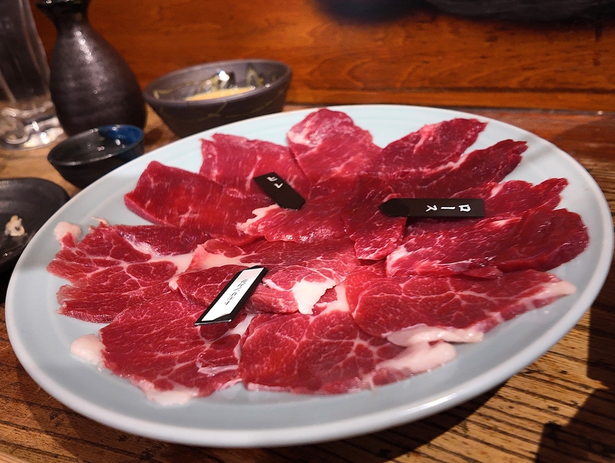 馬並み家新橋の歌麿鍋用「松」盛り（希少トモサンカク・特上ヒレ・上ロース）の馬肉盛り合わせ｜部位名タグ付き赤身肉