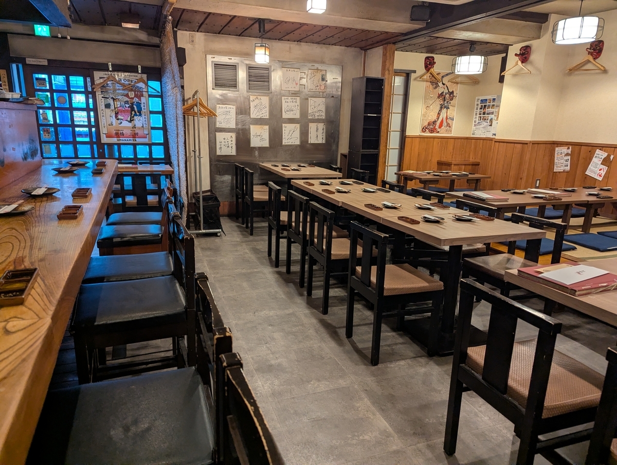 馬並み家新橋の店内｜カウンター席とテーブル席がある馬肉居酒屋