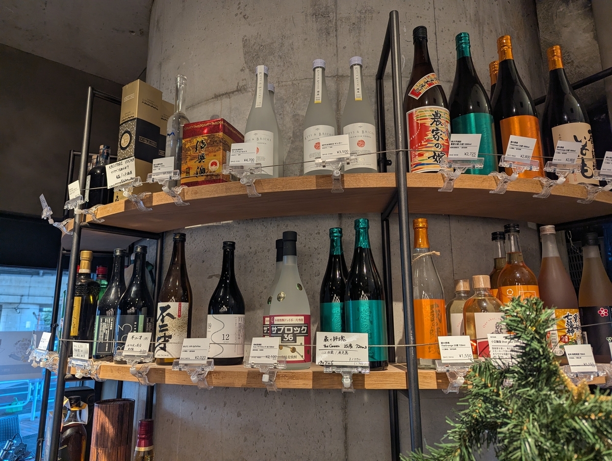 柴田屋酒店 喜多見ビール醸造所の店内酒棚｜日本酒・ワイン・リキュールが並ぶ酒屋直営ブルワリーレストラン