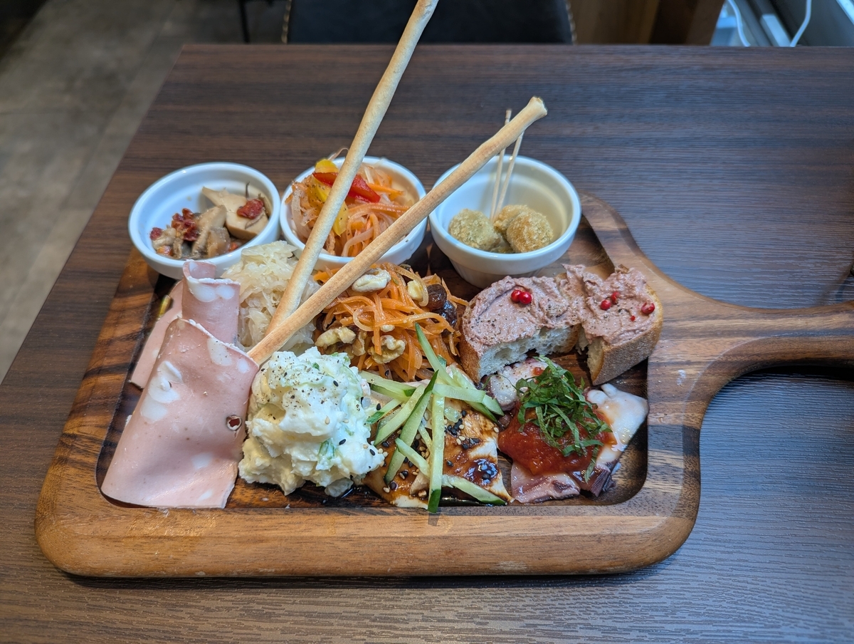柴田屋酒店 喜多見ビール醸造所の前菜10点盛り合わせ｜シャルキュトリーやラペが並ぶクラフトビール向けおつまみプレート