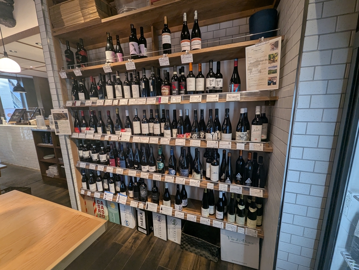 柴田屋酒店 喜多見ビール醸造所のワイン棚｜直輸入ボトルが並ぶ酒屋直営レストランのワインセレクション