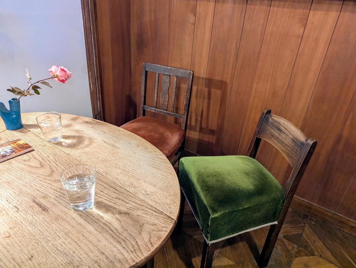 COFFEA EXLIBRIS kettle店内の実際に座った席。古民家カフェでスペシャルティコーヒーを楽しんだテーブル席
